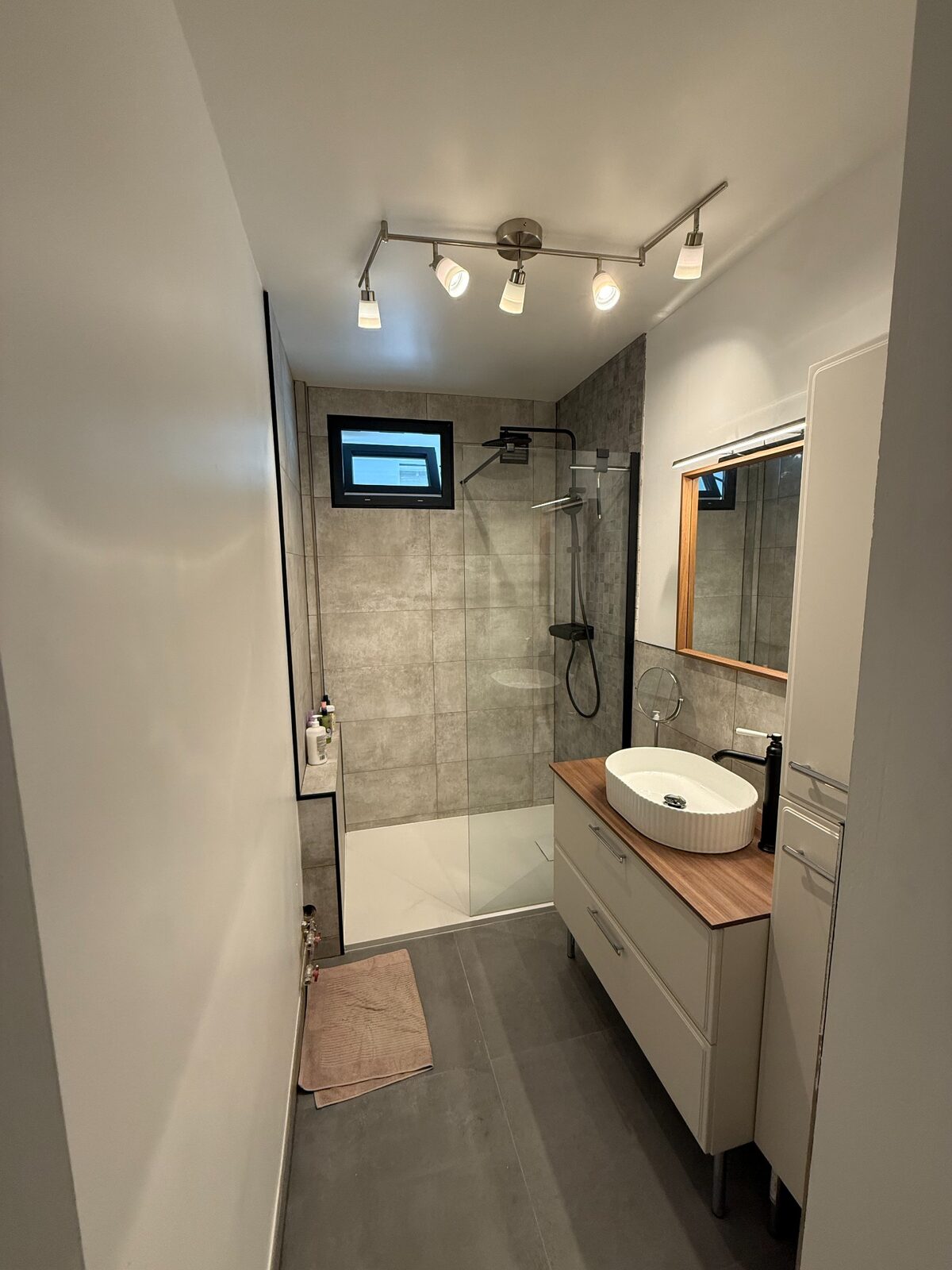 Salle de bain rénovée avec douche