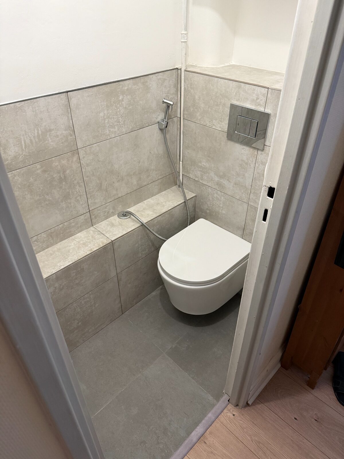 WC suspendu avec carrelage